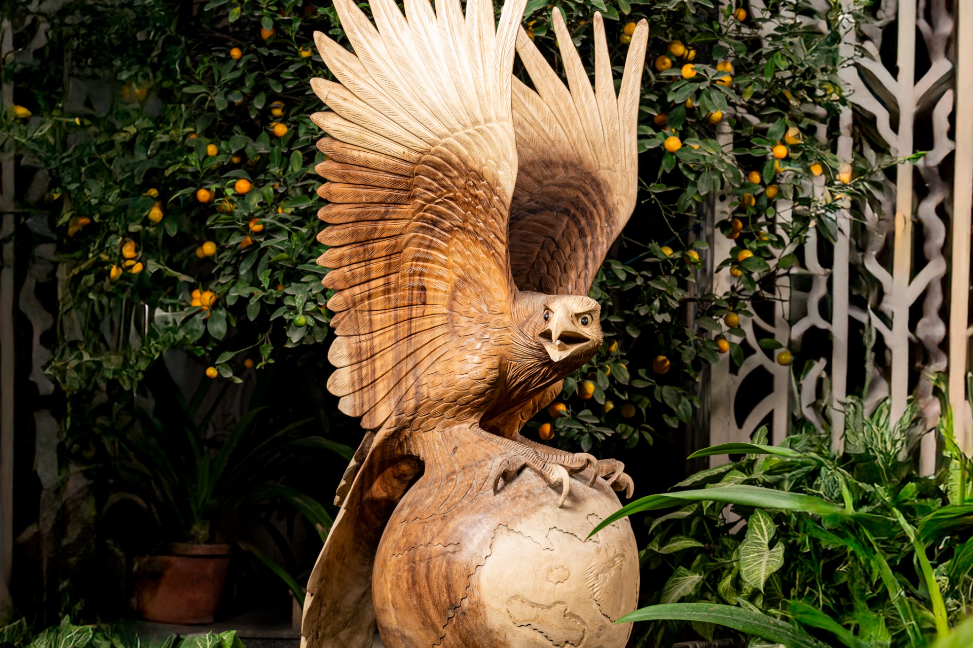 Nature’s Drama masterfully carved in wood by Stone Art